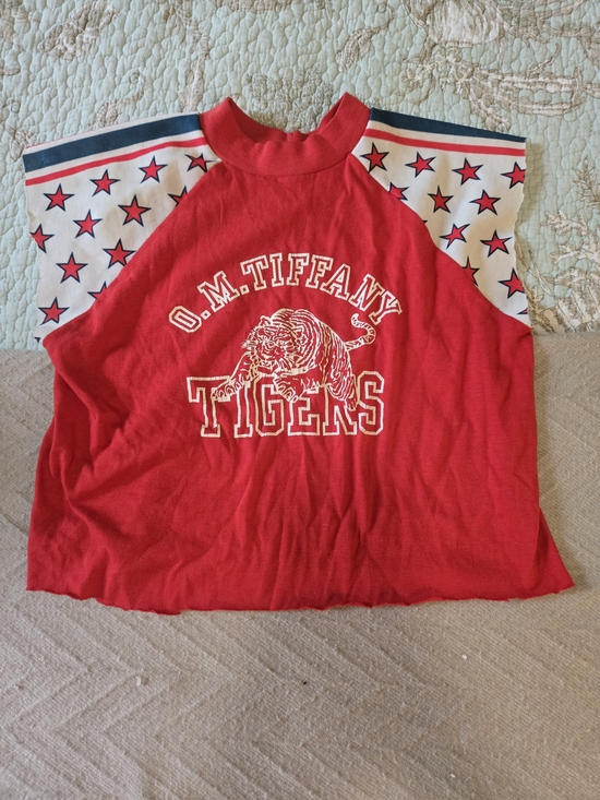 Velva Sheen Tops - Vintage O.M. Tiffany Red Tigers Crop Top with Star-Patterned Sleeves S